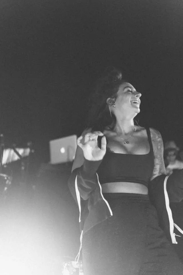 Deejay plus in Kroatien, lebendige Club-Atmosphäre, Musik und Festivalbilder.